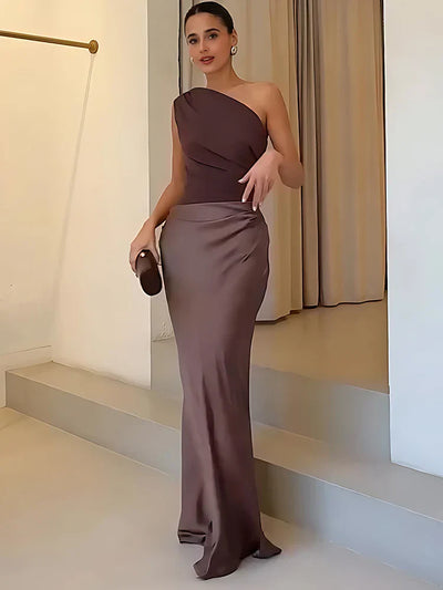 Amber - Robe Maxi Satin à Épaule Unique" can be rewritten as "Amber - Robe Maxi Satin à Épaule Unique Élégante" or "Amber - Élégante Robe Maxi Satin à Épaule Unique.