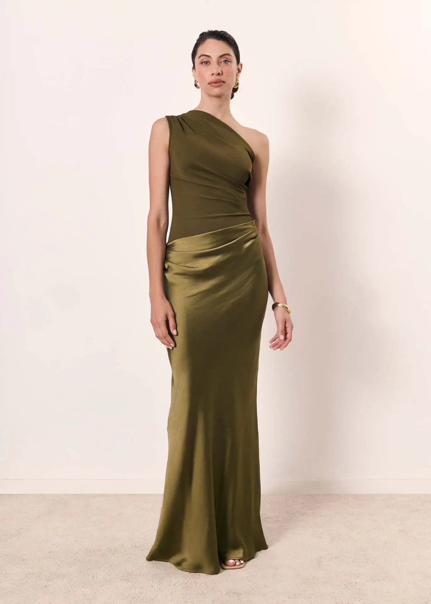 Amber - Robe Maxi Satin à Épaule Unique" can be rewritten as "Amber - Robe Maxi Satin à Épaule Unique Élégante" or "Amber - Élégante Robe Maxi Satin à Épaule Unique.