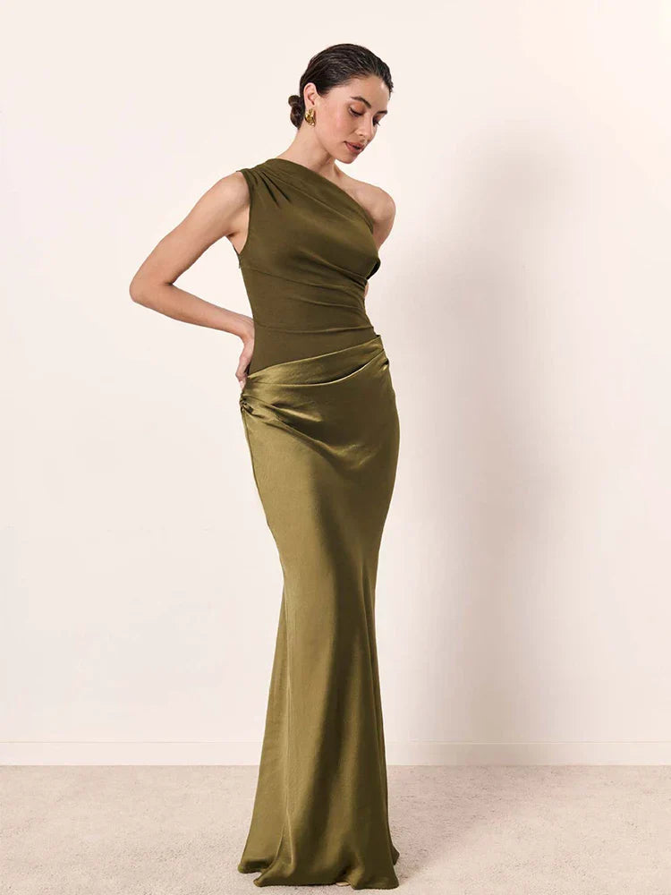 Amber - Robe Maxi Satin à Épaule Unique" can be rewritten as "Amber - Robe Maxi Satin à Épaule Unique Élégante" or "Amber - Élégante Robe Maxi Satin à Épaule Unique.