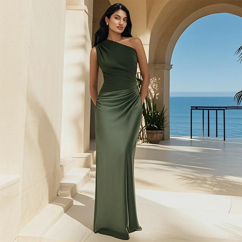 Amber - Robe Maxi Satin à Épaule Unique" can be rewritten as "Amber - Robe Maxi Satin à Épaule Unique Élégante" or "Amber - Élégante Robe Maxi Satin à Épaule Unique.