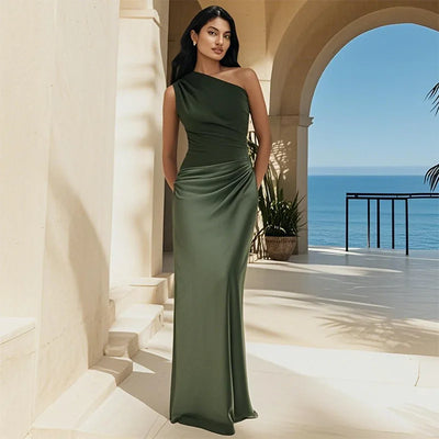 Amber - Robe Maxi Satin à Épaule Unique" can be rewritten as "Amber - Robe Maxi Satin à Épaule Unique Élégante" or "Amber - Élégante Robe Maxi Satin à Épaule Unique.
