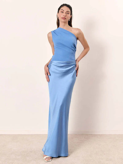 Amber - Robe Maxi Satin à Épaule Unique" can be rewritten as "Amber - Robe Maxi Satin à Épaule Unique Élégante" or "Amber - Élégante Robe Maxi Satin à Épaule Unique.