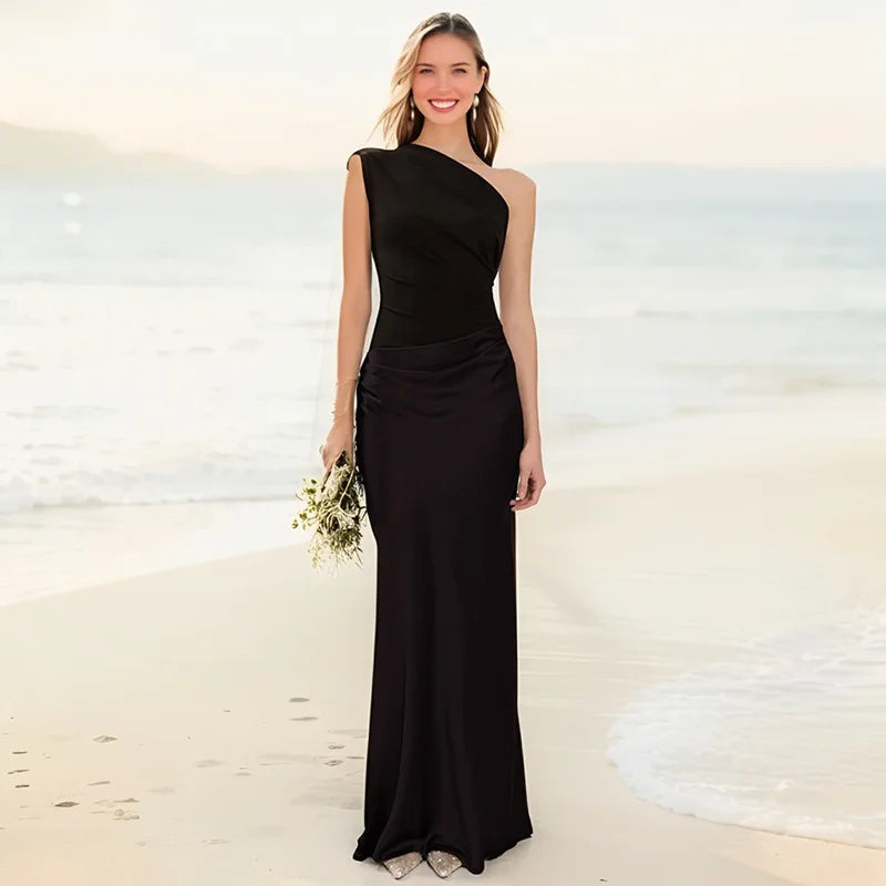 Amber - Robe Maxi Satin à Épaule Unique" can be rewritten as "Amber - Robe Maxi Satin à Épaule Unique Élégante" or "Amber - Élégante Robe Maxi Satin à Épaule Unique.